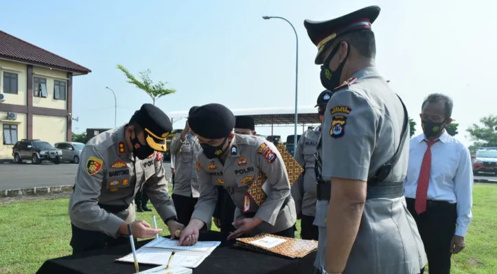 Kapolres Serang, AKBP Mariyono saat pimpin sertijab sejumlah pejabat di halaman mapolres, sabtu (5/6/2021). (haryono)