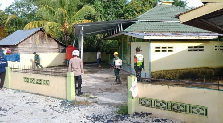 Cegah Covid-19, Babinsa 02/Sejangkung Kawal Penyemprotan Disinfektan Di Tempat Ibadah. (foto: ist)