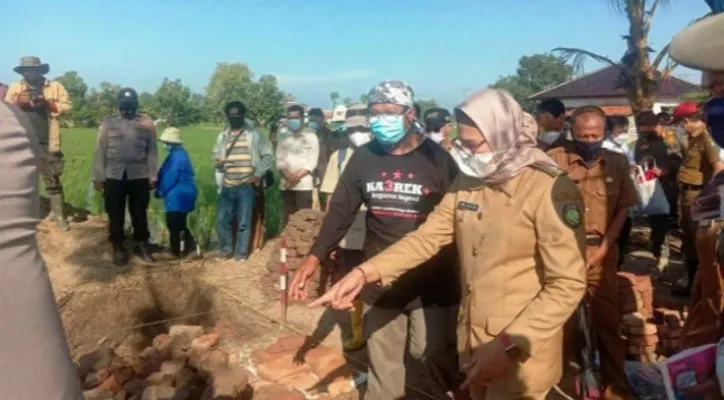 Bupati Indramayu Nina Agustina meninjau penggalian Situs Dingkel, Desa Sambimaya, Kecamatan Juntinyuat, Indramayu, Jabar. (foto: Yan)