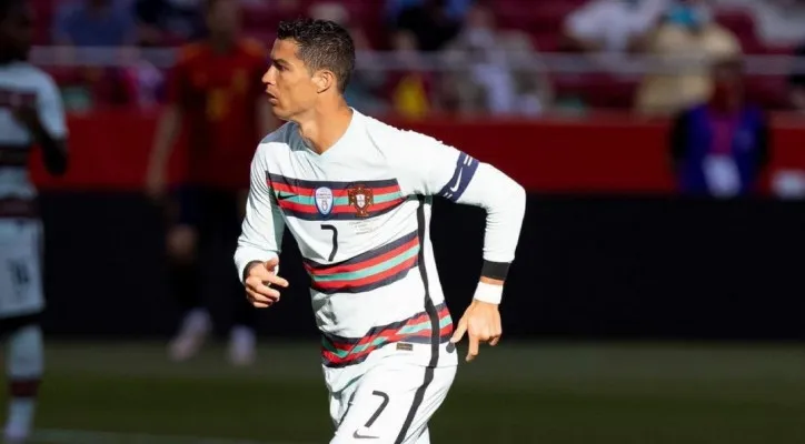 Cristiano Ronaldo saat tengah membela Timnas Portugal. (foto: twitter/@cristiano)