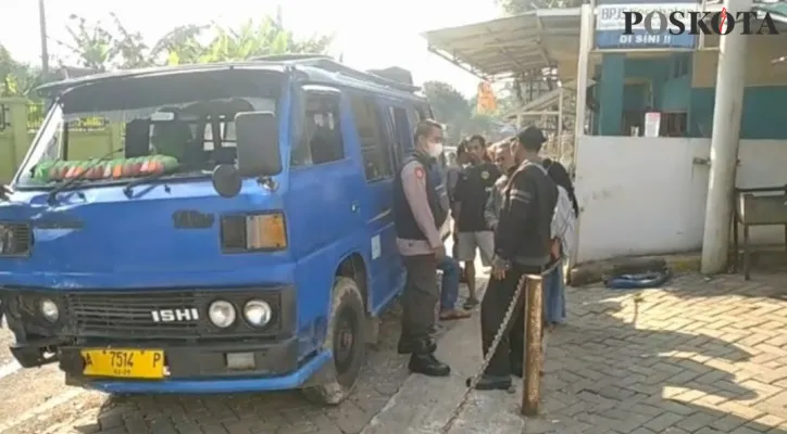 Polisi tengah menanggani kecelakaan di ruas jalan raya Cipanas, Kabupaten Lebak (foto: poskota.co.id/yusuf)