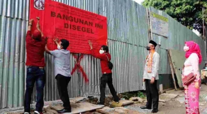 Walikota Jakarta Pusat Dhany Sukma memantau penyegelan pembangunan rumah mewah yang menyalahi IMB di Menteng, Jakarta. (foto: ist)