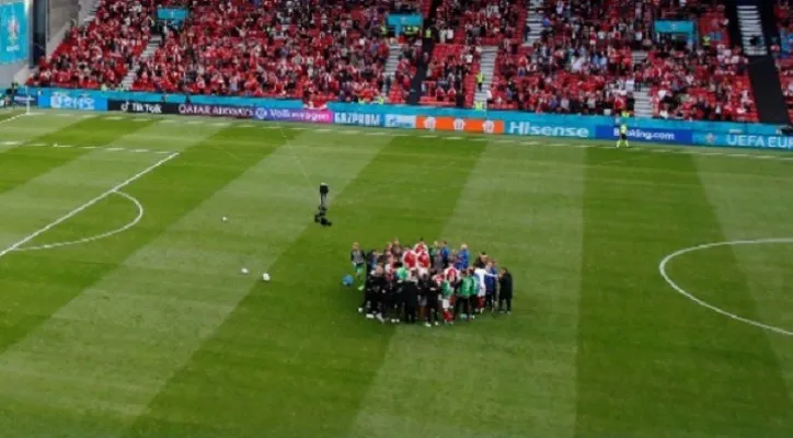 Setelah Christian Eriksen jatuh pingsan dan dirawat, jarak sekitar 2 jam laga dilanjutkan kembali Parken Stadium, Kopenhagen. (foto: @EURO2020)