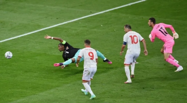 Goran Pandev (10) saat bikin gol ke gawang Austria, Kapten David Alaba terjatuh berupaya menghalau bola. (foto: @EURO2020)