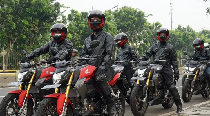 Para komunitas motor Honda Jakarta dan Tangerang berkesempatan jajal All New Honda CB150R. [Foto: Poskota/Istimewa]