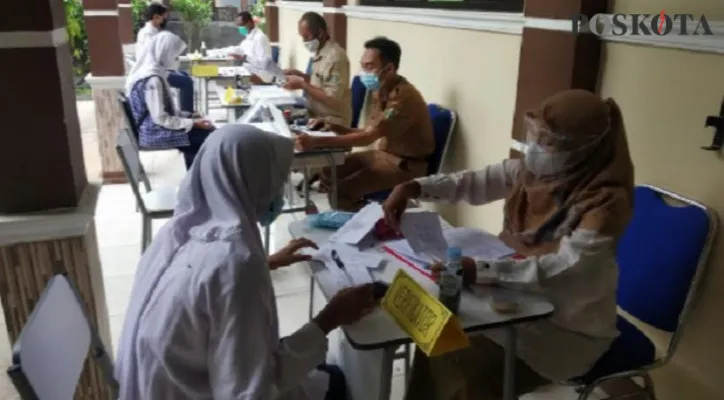 Pelaksanaan PPDB SMKN Hari pertama di Banten berjalan lancar, meski dilakukan secara offlina. (foto: Luthfi)