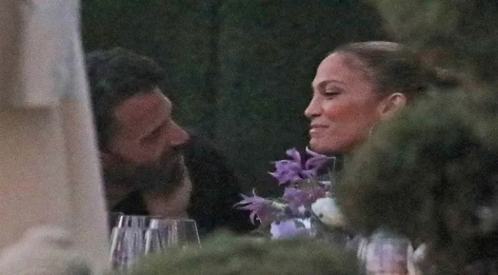 Ben Affleck dan Jennifer Lopez Tertangkap Paparazi Saling Berciuman (Foto: PageSix)