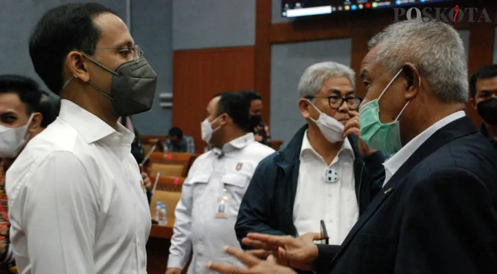 Mendikbudristek Nadiem Anwar Makarim saat berbincang dengan anggota Komisi X DPR. (foto: poskota/rizal siregar)