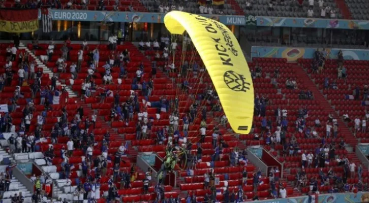 Aksi terjun parasut aktivis Greenpeace membahayakan penonton di Allianz Stadium, Munich, Jerman. Sejumlah penonton terluka. (foto: Twitter.com/@TRTWorldNow)