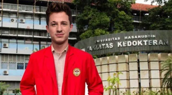 Penyanyi dan Penulis Lagu Charlie Puth dengan almamater Unhas (Foto: @helloambaz/Twitter)