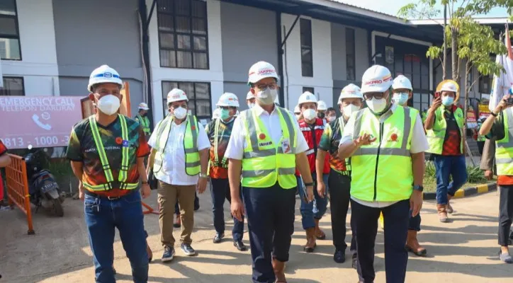 Gubernur DKI Jakarta, Anies Baswedan saat menyaksikan secara langsung proses pengangkatan atap perdana untuk kelanjutan pembangunan JIS. (ist)