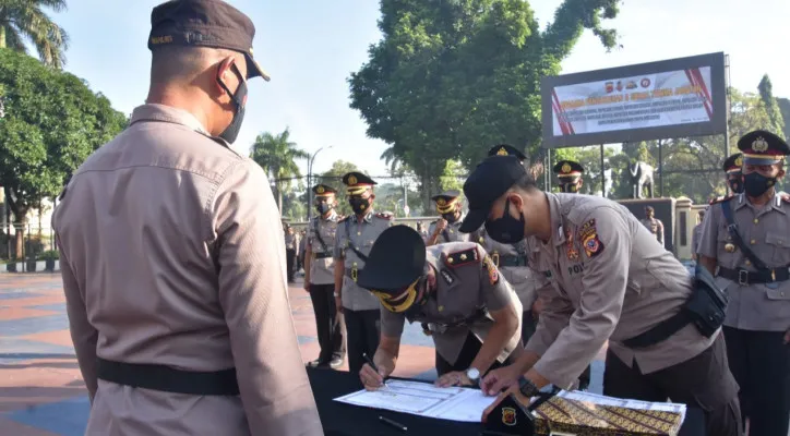 Wakapolres Bogor Kompol Marwan Fajrin melakukan serah terima jabatan para Kapolsek di halaman Polres Bogor. (angga)