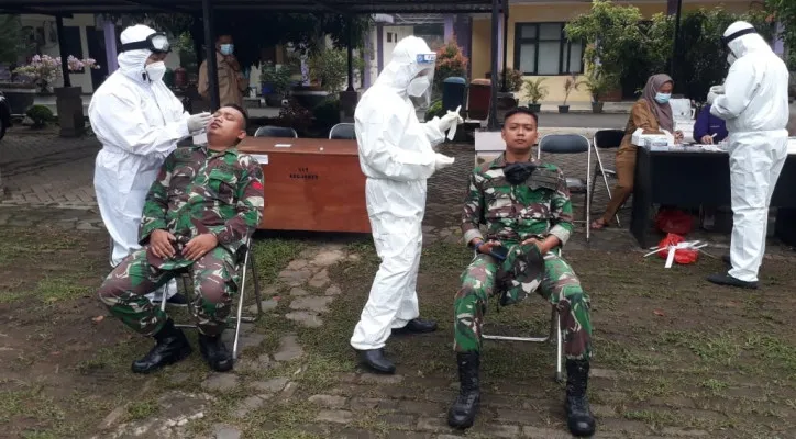 Anggota Satgas TMMD Reguler ke-111 Kodim 0510/Trs saat melakukan tes swab antigen. (foto: ist)