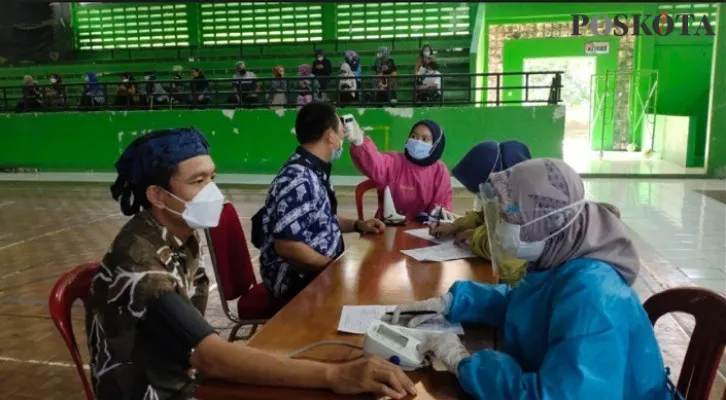 Vaksinasi massal warga Lebak digelar di GOR Ona Rangkasbitung. (foto: yusuf)