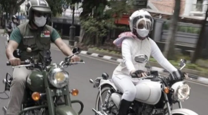 Foto ini membuktikan kalau Gubernur Jawa Barat Ridwan Kamil sangat menyukai motor custom dan klasik. Berikut motor yang dia ekspos di sosial media. [Foto: Screenshot/@ridwankamil]