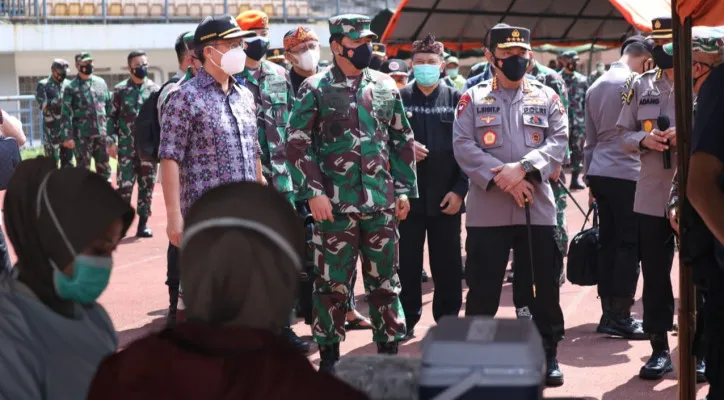 Panglima TNI Marsekal TNI Hadi Tjahjanto saat meninjau langsung pelaksanaan Serbuan Vaksinasi bagi masyarakat Jawa Barat dan sekitarnya, bersama Menteri Kesehatan Budi Gunadi Sadikin, Kapolri Jenderal Pol Listyo Sigit Prabowo dan Kepala BNPB Letjen TNI Ganip Warsito, di Stadion Gelora Bandung Lautan Api, Kecamatan Soreang, Kabupaten Bandung, Jawa Barat, Kamis (17/6/2021). (foto: ist)