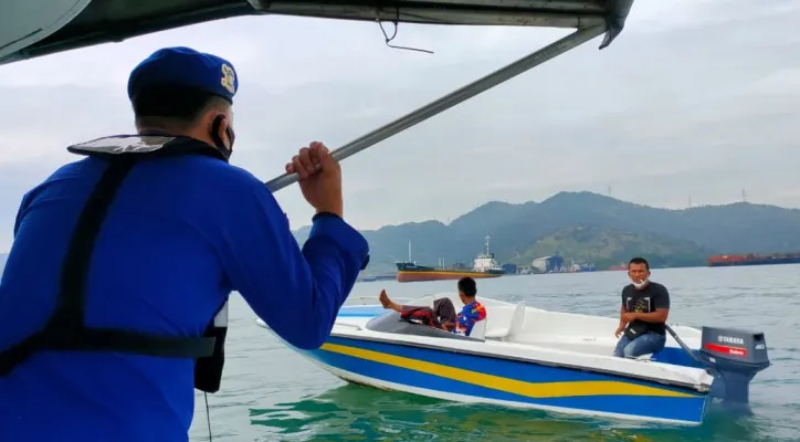 Tim rescue gabungan saat melakukan pencarian nelayan yang hilang di Pantai Sakira. (ist)