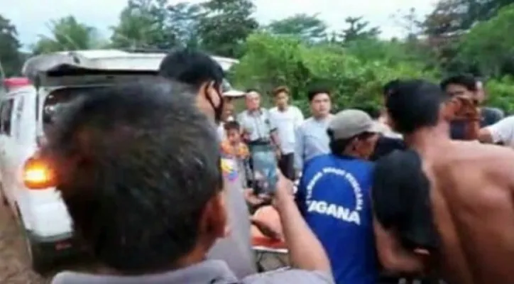 Sepasang kekasih calon pengantin yang tewas di Pantai Lahuhan, Tanggamus, Lampung, dievakuasi dan dibawa ambulans. (foto: ist)