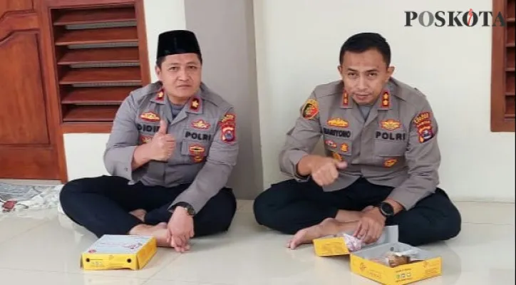 Kapolres Serang AKBP Mariyono bersama Wakapolres Kompol Didid Imawan makan siang lesehan di teras masjid di komplek Mapolres Serang, Kamis (18/6/2021). (foto: rahmat haryono)