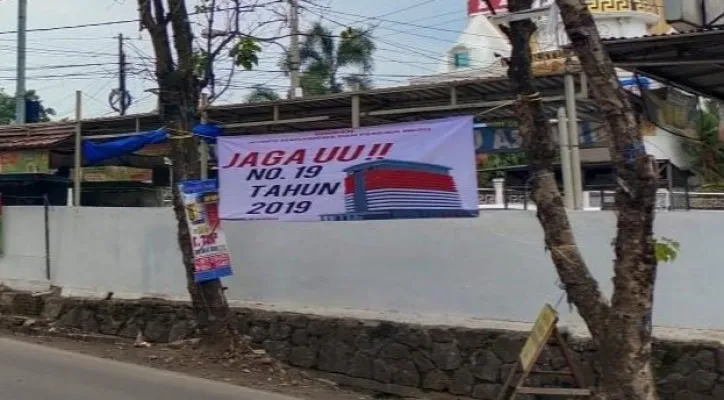 Spanduk mendukung KPK bertebaran di Banten. (foto: ist)