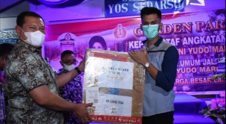 Kasal Laksamana TNI Yudo Margono menyerahkan 2.000 paket alat swab antigen pada. (ist)