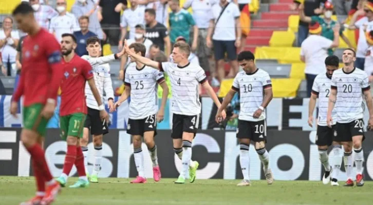 Saat Jerman menang 4-2 atas Portugal,  Robin Gosens di ujung kiri,  Christiani Ronaldo di ujung kanan. Tak ada minta kaus. (foto: @EURO2020)