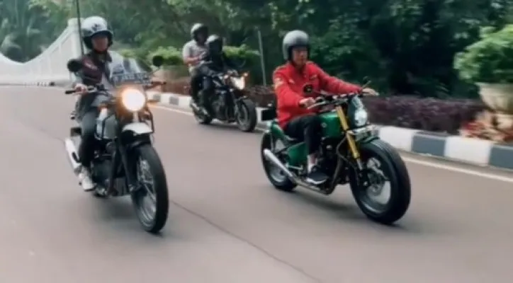 Presiden Joko Widodo ketika mengendarai motor custom copper. [Foto/@jokowi]