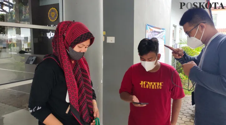 Orang tua calon siswa mendatangi sekolah guna mendaftarkan anaknya pada PPDB. (foto: yusuf permana)