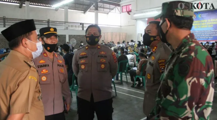 Kapolres Serang, AKBP Mariyono saat meninjau vaksinasi massal HUT Bhayangkara di Gedung Catur Kecamatan Ciruas, Kabupaten Serang, Senin (21/6/2021). (foto: rahmat haryono)