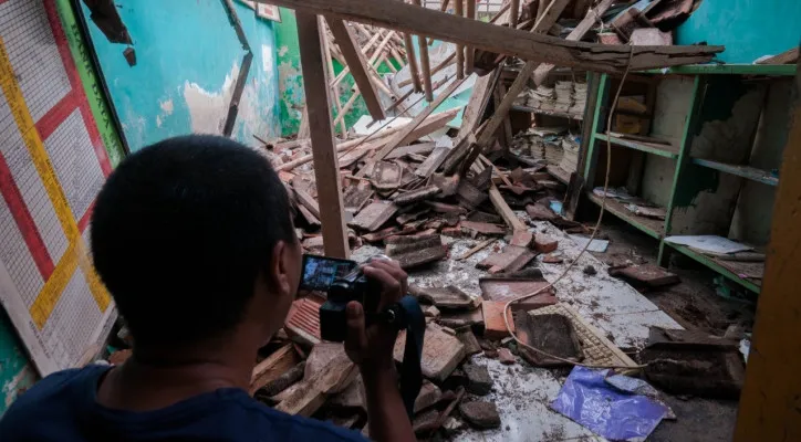 Kondisi madrasah yang ambruk di Leuwidamar. (ist)