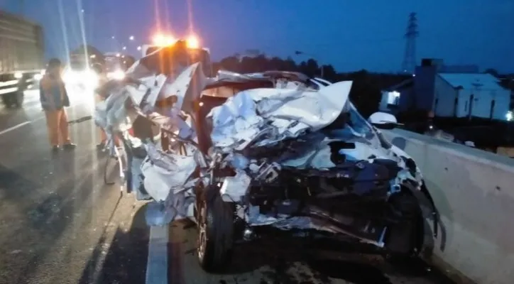 Telah terjadi kecelakaan yang melibatkan sebuah mini bus pribadi bermerek KIA, yang menabrak sebuah truk Wingbox di Tol Jatiwarna, Bekasi. [Foto/ntmcpolri.info]