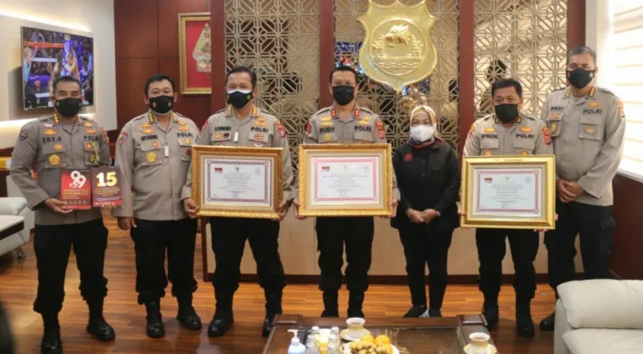 Kapolda Banten Irjen Pol Rudy Heriyanto Adi Nugroho saat menerima penghargaan dari Kemen PAN-RB di Mapolda Banten, Selasa (22/06/2021). (foto: ist)