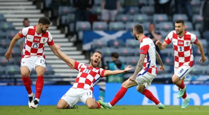 Para pemain Kroasia merayakan gol yang dicetak Nikola Vlasik di menit 17 saat laga melawan Skotlandia. (foto: @EURO2020)