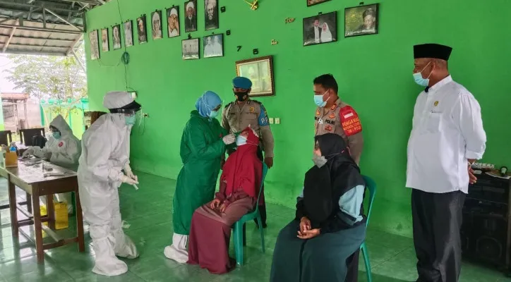 Kapolsek Tarumajaya AKP Dr. Edy Suprayitno melakukan swab antigen di Yayasan Ponpes Manbaul Munir di Kampung Cabang Gelam, Desa Samudra Jaya, Kec. Tarumajaya, Kab. Bekasi. (ilham)