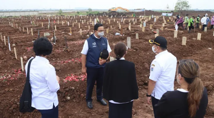 Gubernur DKI Jakarta Anies Baswedan saat meninjau TPU Rorotan. (ist)