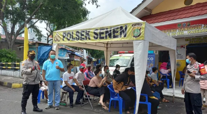 Kegiatan disiplin masker di Kampung Tangguh Jaya Paseban, Senen, Jakarta Pusat. (cr-05)