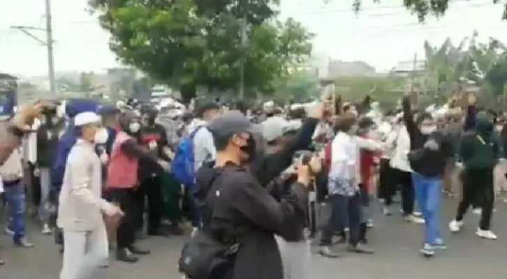 Massa Simpatisan HRS Bentrok dengan Polisi (Foto: @kontributorkjakarta/Instagram)