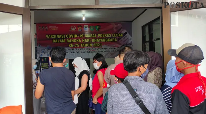 Kerumunan vaksinasi massal di Poliklinik Polres Lebak. (foto: yusuf permana)