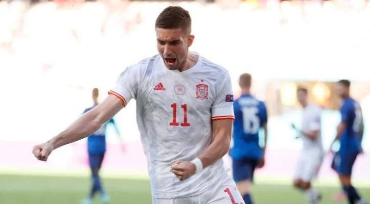 Pemain depan Spanyol Ferran Torres usai mencetak gol saat melawan Slovakia. (foto: @EURO2020)