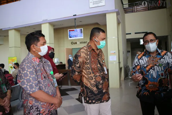 Dirjen Yankes Abdul Kadir saat meninjau langsung penanganan Covid 19 di RSUP Dr Sitanala, Jumat (25/6/2021). (foto: iqbal)