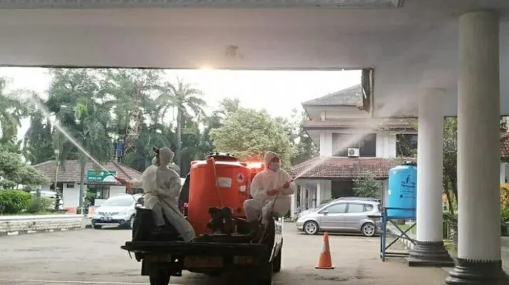 Petugas melakukan penyemprotan disinfektan di kantor pusat pemerintahan kota cilegon. (ist)