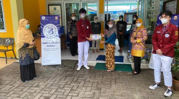 Ketua OSIS SMAN 6 Jakarta, Arya Bahri Saman menyerahkan bantuan sembako kepada Kepala Panti Sosial Asuhan Anak Putra Utama 3 Tebet, Vivi Kafilatul Jannah. (foto: ist/osis sman 6 jakarta)