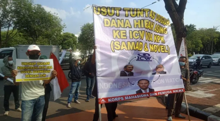 Korps Mahasiswa Pemuda NKRI (KOMPAN) demo soal dugaan aliran dana hibah asing ke ICW melalui KPK. (foto: ist)