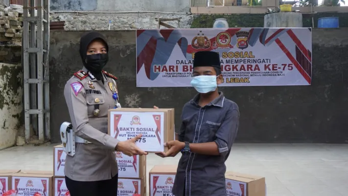 Penyerahan bantuan dari Polres Lebak ke Santri di Ponpes Madaulhidaya. (dokumen humas)