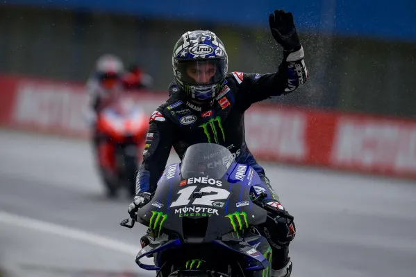 Maverick Vinales sukses mengamankan posisi rider tercepat di atas trek basah sirkuit Assen, Belanda. [Foto/motogp.com]