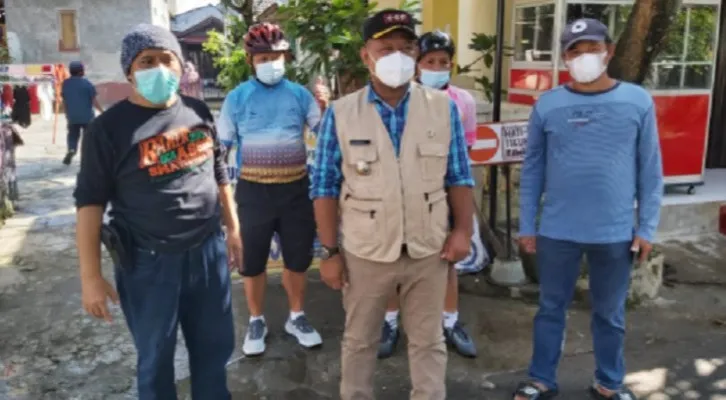 Kaonang, Camat Pinang, Kota Tengerang (tengah) memimpin langsung kegiatan penyemprotan disinfektan di perumahan Kunciran Indah. (ist)