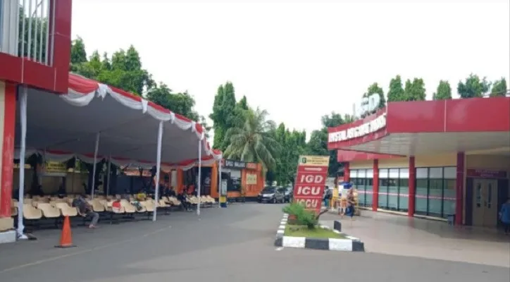 Tenda yang disiapkan RS Polri Kramat Jati, untuk mencegah kerumunan. (foto: Ifand)