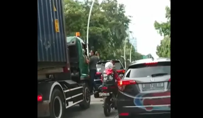 Seorang pria tampak sedang memaki-maki supir truk Kontainer di Sunter, Jakarta Utara. (Foto/Tangkapan Layar/Bang Togar/Facebook)