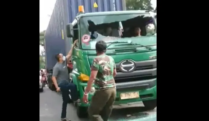 Pengemudi Pajero Sport naik pitam kepada supir truk Kontainer, sampai membuat kaca depan truk pecah. (Foto/Tangkapan Layar/Bang Togar/Facebook)