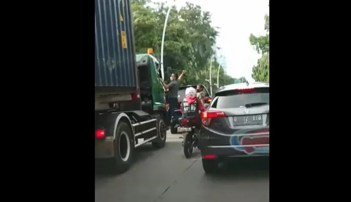 Pengemudi Pajero Sport nekat menghajar seorang supir truk Kontainer. (Foto/Tangkapan Layar/Bang Togar/Facebook)